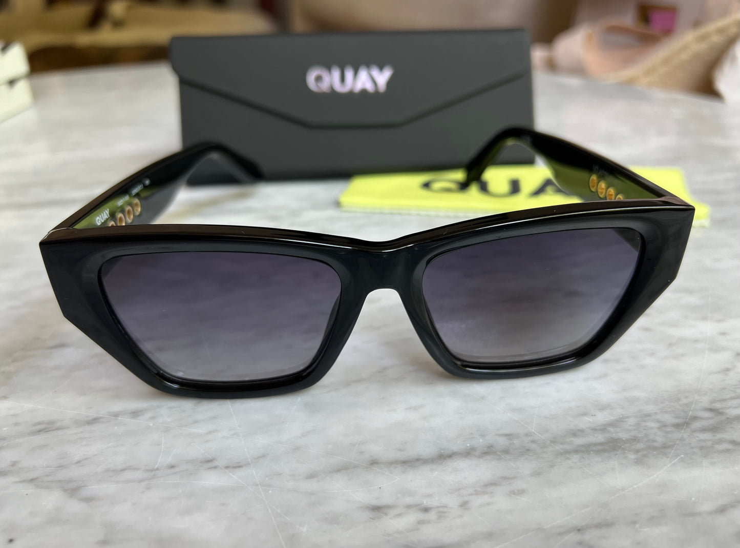 QUAY No Apologies Sunglasses in Black