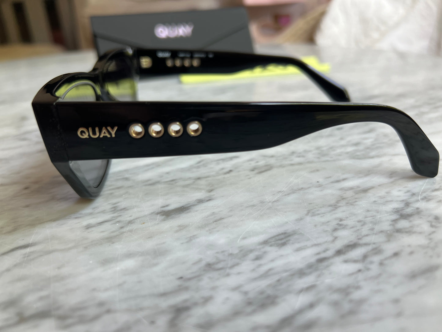 QUAY No Apologies Sunglasses in Black