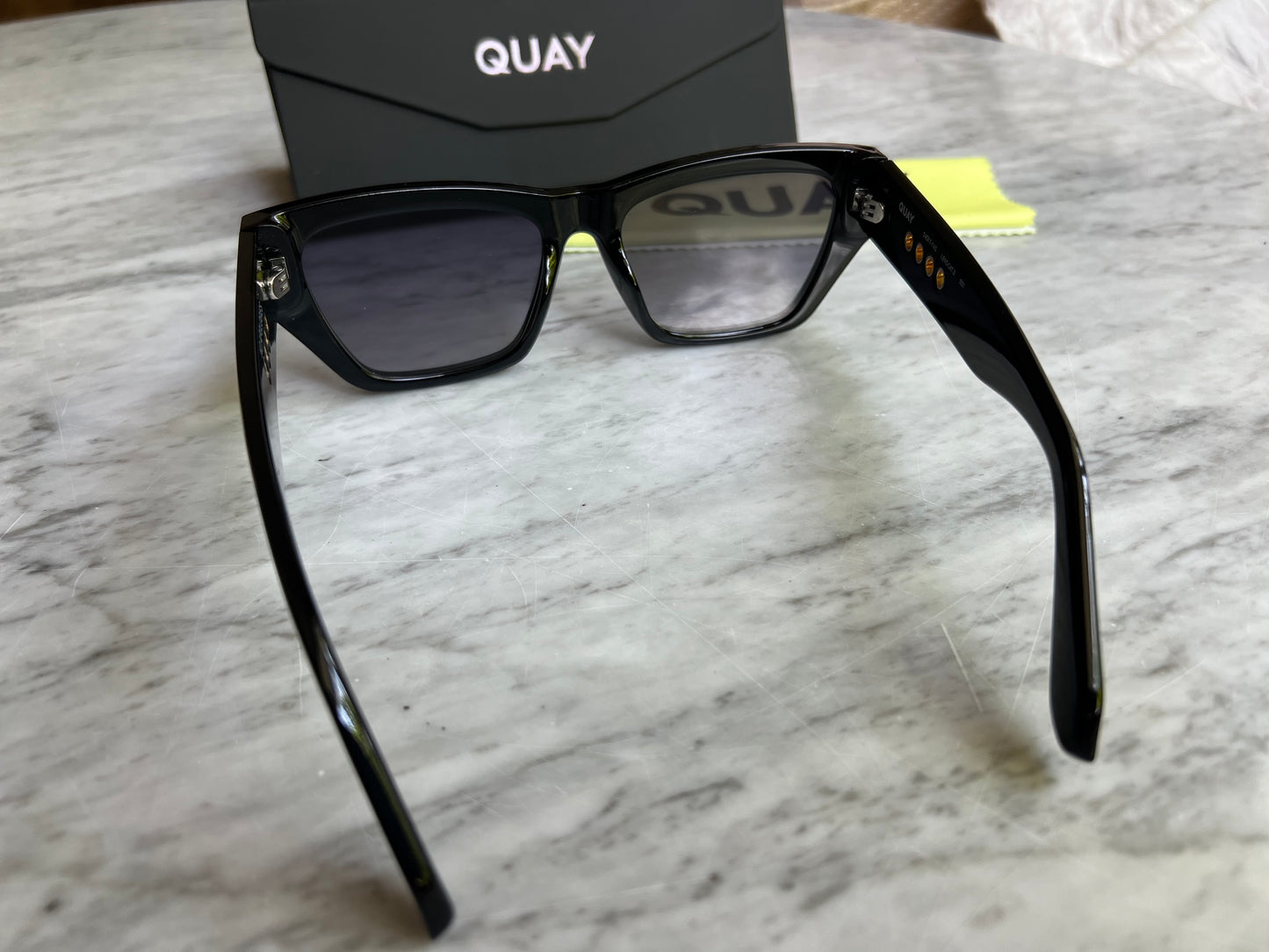 QUAY No Apologies Sunglasses in Black